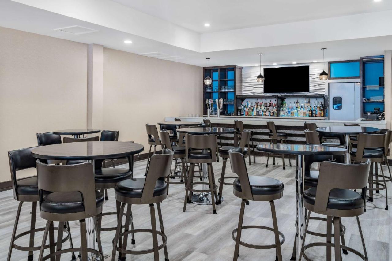 Wyndham Garden Harborside 2*