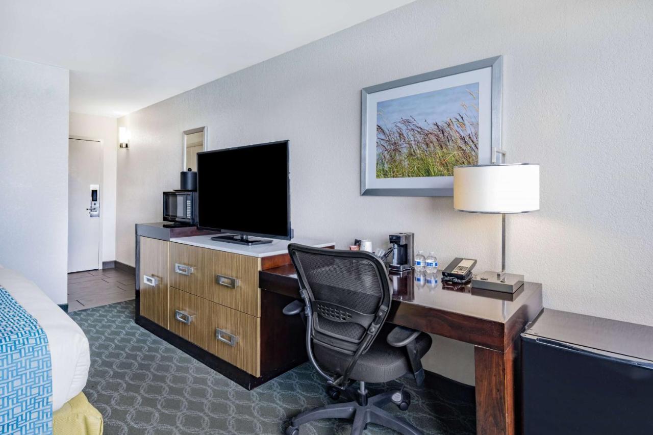 Wyndham Garden Harborside 2*