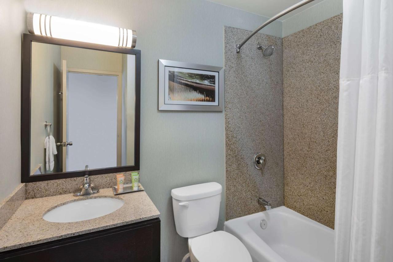 Wyndham Garden Harborside Hotel 2*
